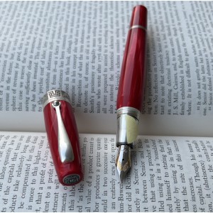 Montegrappa Miya Red Celluloid Fountain Pen (Pre-Owned)
